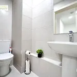 Apartment 3 Bedroom By Threethreethreesproperty Short Lets & Serviced With Wi-fi & Parking Leeds (West Yorkshire)