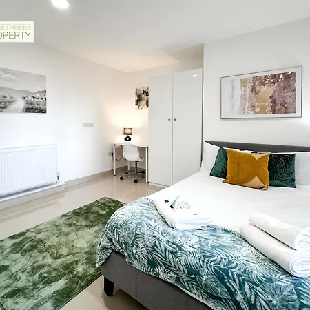 Apartment 3 Bedroom By Threethreethreesproperty Short Lets & Serviced With Wi-fi & Parking