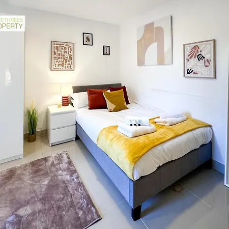 3 Bedroom By Threethreethreesproperty Short Lets & Serviced With Wi-fi & Parking *