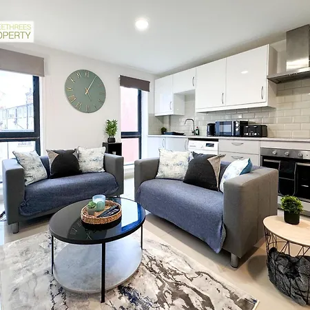 3 Bedroom By Threethreethreesproperty Short Lets & Serviced With Wi-fi & Parking Apartment *
