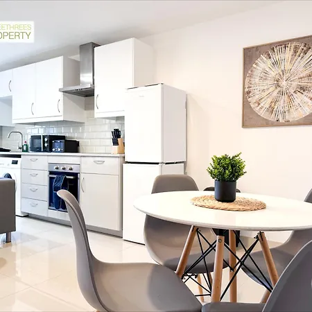 3 Bedroom By Threethreethreesproperty Short Lets & Serviced With Wi-fi & Parking アパート