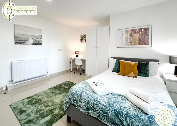 Апартаменти 3 Bedroom By Threethreethreesproperty Short Lets & Serviced With Wi-fi & Parking