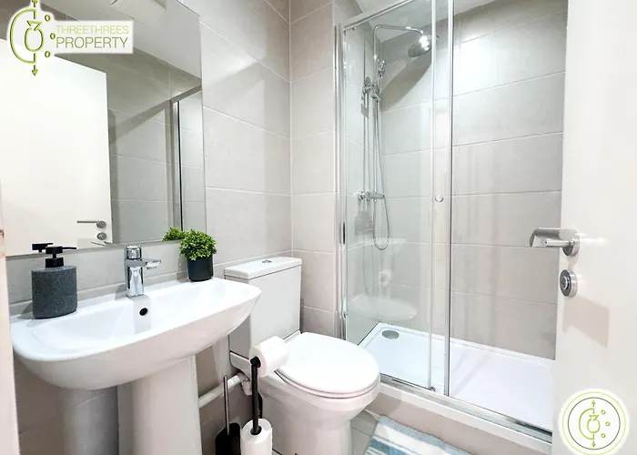 3 Bedroom By Threethreethreesproperty Short Lets & Serviced With Wi-fi & Parking