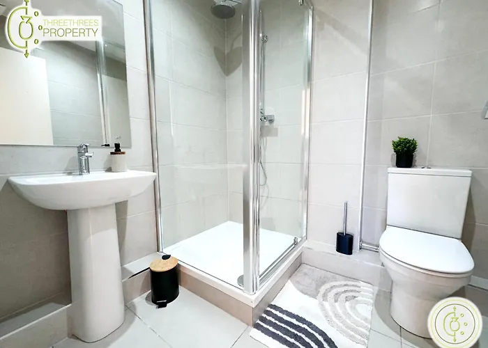 3 Bedroom By Threethreethreesproperty Short Lets & Serviced With Wi-fi & Parking Апартаменти