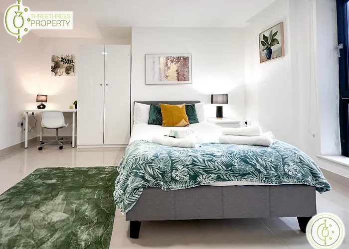 3 Bedroom By Threethreethreesproperty Short Lets & Serviced With Wi-fi & Parking Апартаменти