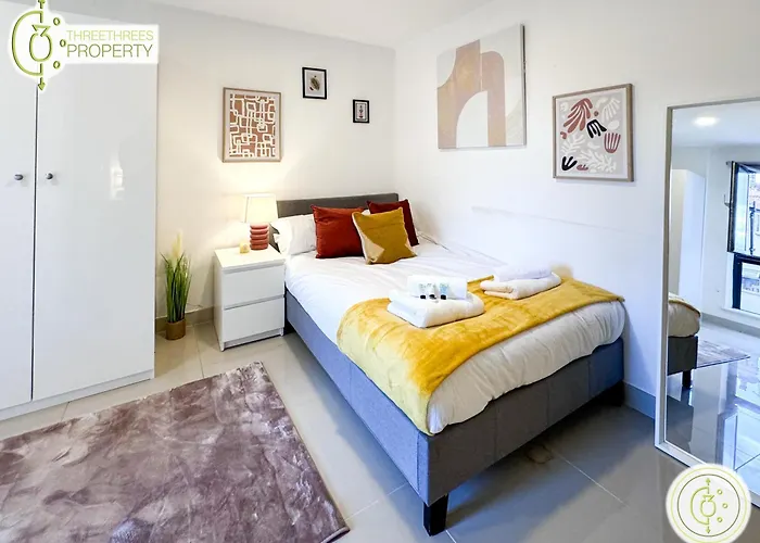 3 Bedroom By Threethreethreesproperty Short Lets & Serviced With Wi-fi & Parking *