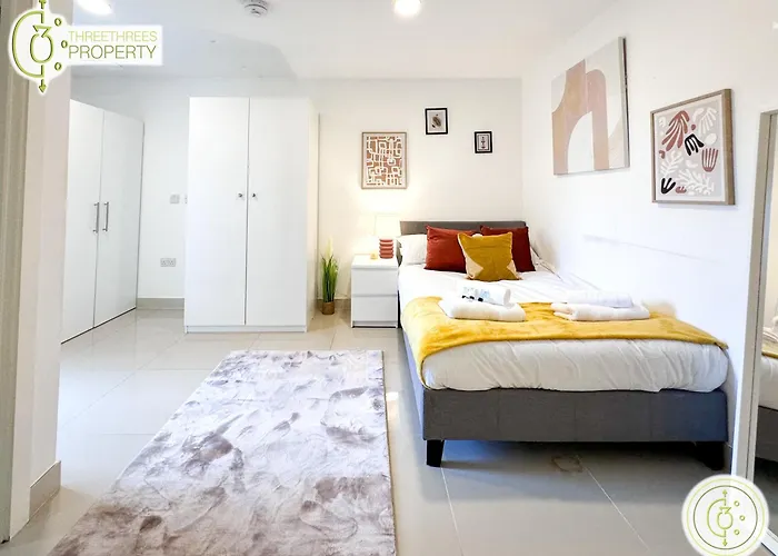 Апартаменти 3 Bedroom By Threethreethreesproperty Short Lets & Serviced With Wi-fi & Parking