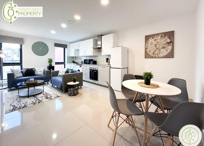 3 Bedroom By Threethreethreesproperty Short Lets & Serviced With Wi-fi & Parking *