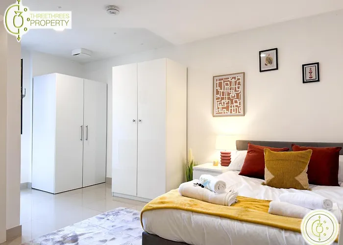 Апартаменти 3 Bedroom By Threethreethreesproperty Short Lets & Serviced With Wi-fi & Parking