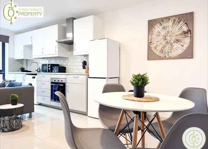 3 Bedroom By Threethreethreesproperty Short Lets & Serviced With Wi-fi & Parking Апартаменти