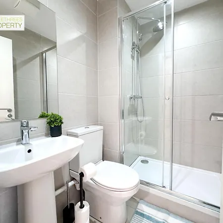 3 Bedroom By Threethreethreesproperty Short Lets & Serviced With Wi-fi & Parking