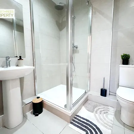 3 Bedroom By Threethreethreesproperty Short Lets & Serviced With Wi-fi & Parking Apartment