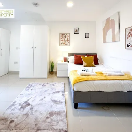 Apartamento 3 Bedroom By Threethreethreesproperty Short Lets & Serviced With Wi-fi & Parking