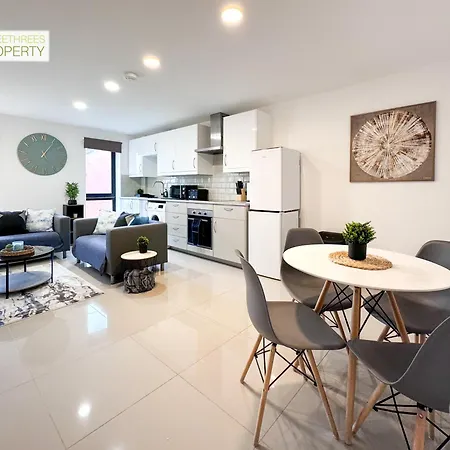 3 Bedroom By Threethreethreesproperty Short Lets & Serviced With Wi-fi & Parking *